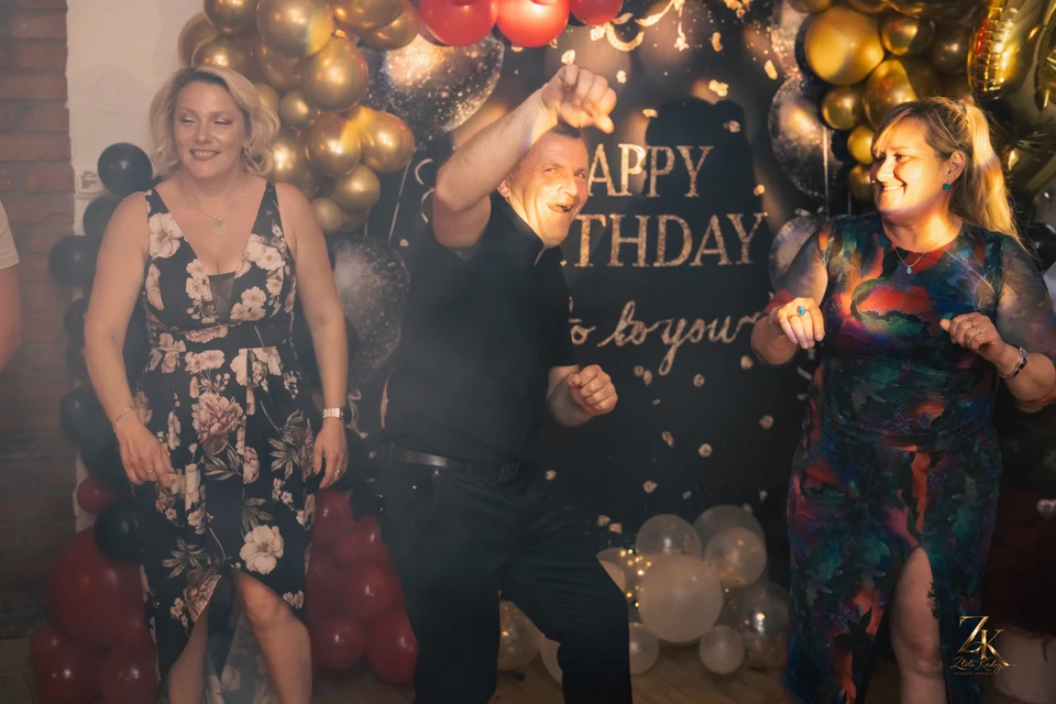 Taniec przy dekoracji Happy Birthday — Urodziny Wioletty